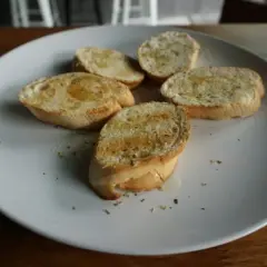 Ile kalorii ma bagietka czosnkowa? Zaskakujące fakty o kaloriach