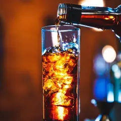 Ile kalorii ma whisky z colą? Sprawdź, jak wpływa na Twoją dietę!