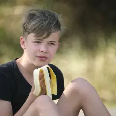 Ile kalorii powinien jeść 14 latek chłopak, aby zdrowo rosnąć?