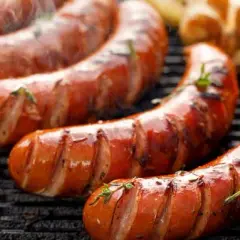 Ile kalorii ma kiełbasa z ogniska? Zaskakujące wartości odżywcze