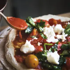 Ile kalorii ma jeden kawałek pizzy? Sprawdź, jak uniknąć nadmiaru kalorii!