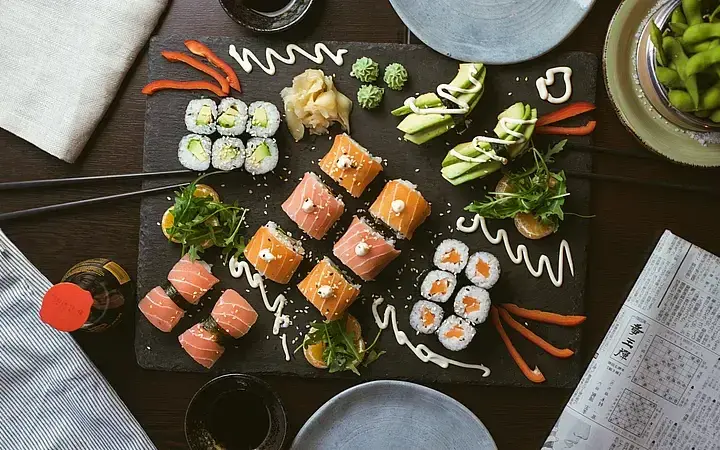 Ile kalorii ma rolka sushi? Sprawdź, jak sushi wpływa na twoją dietę