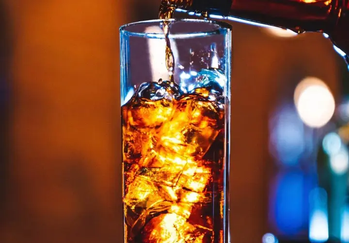 Ile kalorii ma whisky z colą? Sprawdź, jak wpływa na Twoją dietę!