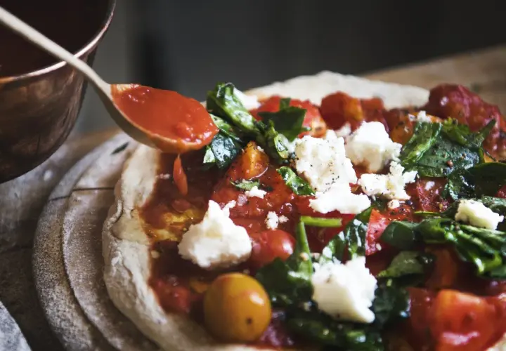 Ile kalorii ma jeden kawałek pizzy? Sprawdź, jak uniknąć nadmiaru kalorii!