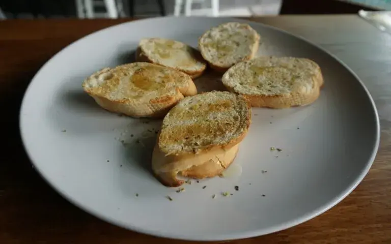 Ile kalorii ma bagietka czosnkowa? Zaskakujące fakty o kaloriach