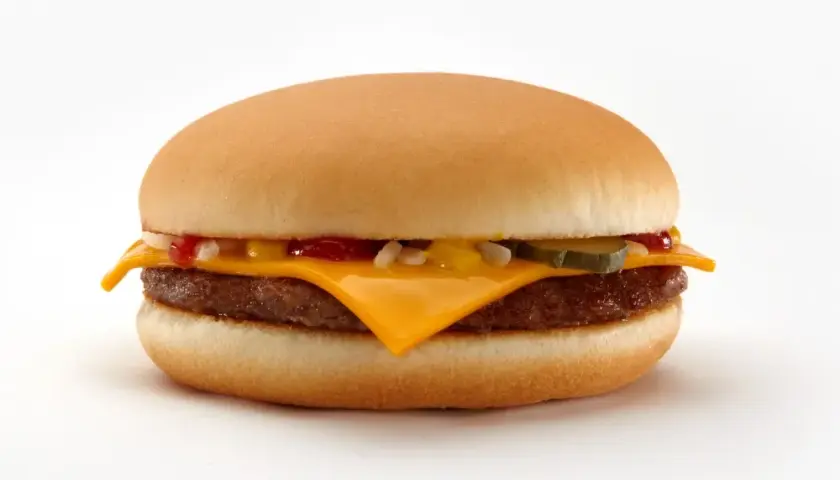 Ile kalorii ma cheeseburger w McDonald's? Sprawdź, czy warto go jeść!