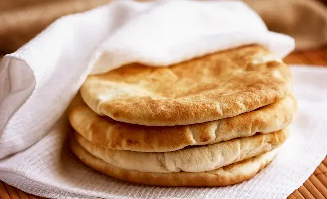 Ile kalorii ma pita? Odkryj, jak wpływa na twoją dietę
