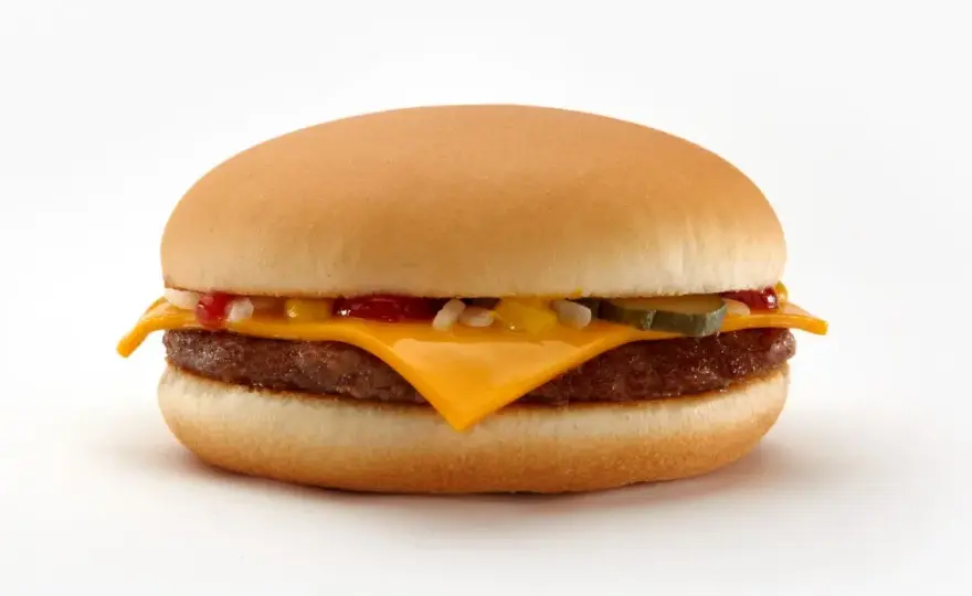 Ile kalorii ma cheeseburger w McDonald's? Sprawdź, czy warto go jeść!