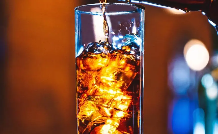 Ile kalorii ma whisky z colą? Sprawdź, jak wpływa na Twoją dietę!
