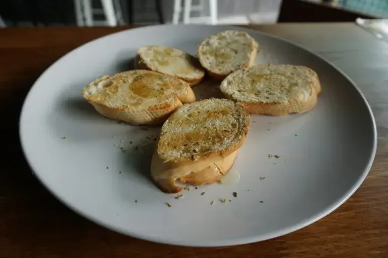 Ile kalorii ma bagietka czosnkowa? Zaskakujące fakty o kaloriach
