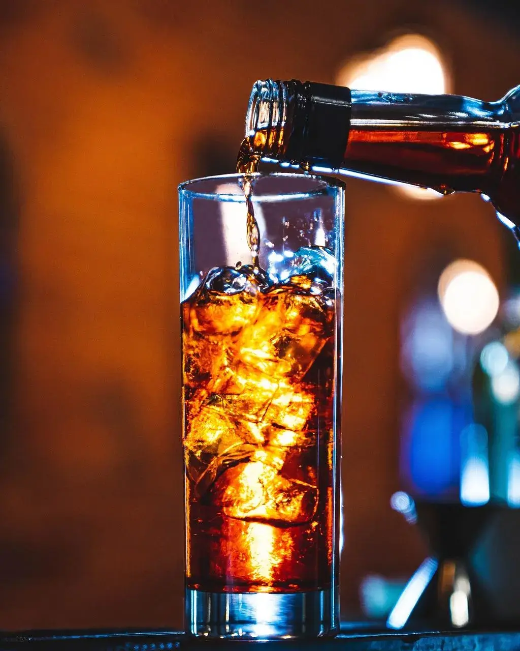 Ile kalorii ma whisky z colą? Sprawdź, jak wpływa na Twoją dietę!